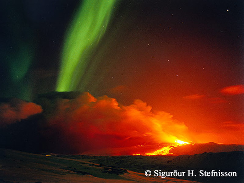 Volcán y Aurora en Islandia