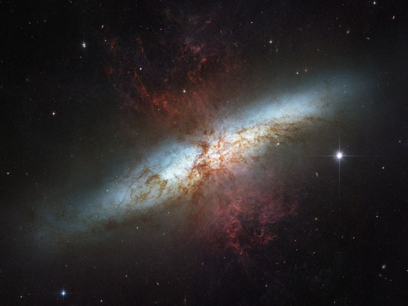 M82: una galaxia con un viento supergaláctico