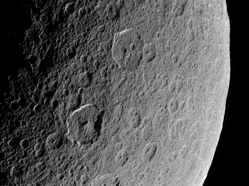 Cráteres antiguos en la Rea de Saturno