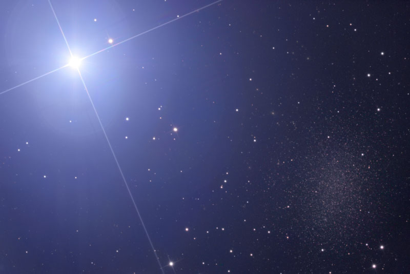 La brillante estrella Régulo cerca de la galaxia enana Leo 1
