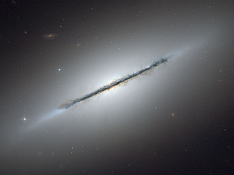 La galaxia NGC 5866 vista de canto