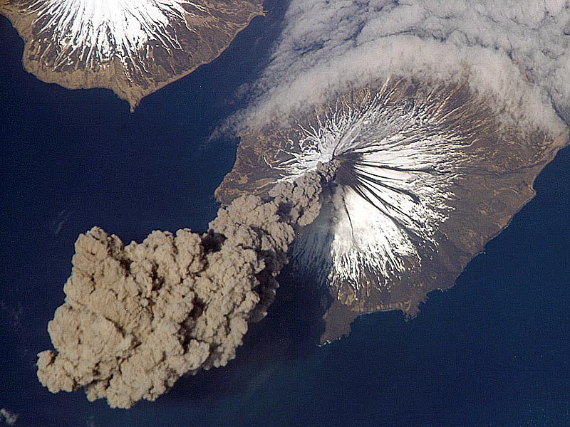Erupciona un volcán en Alaska