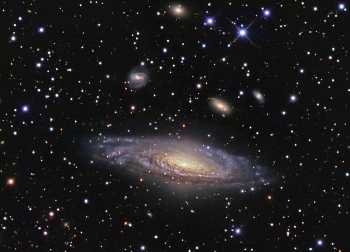 NGC 7331 Y Más Allá