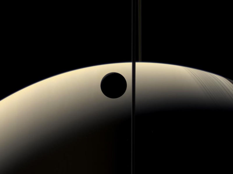 Rea en Creciente Oculta la Media Luna de Saturno
