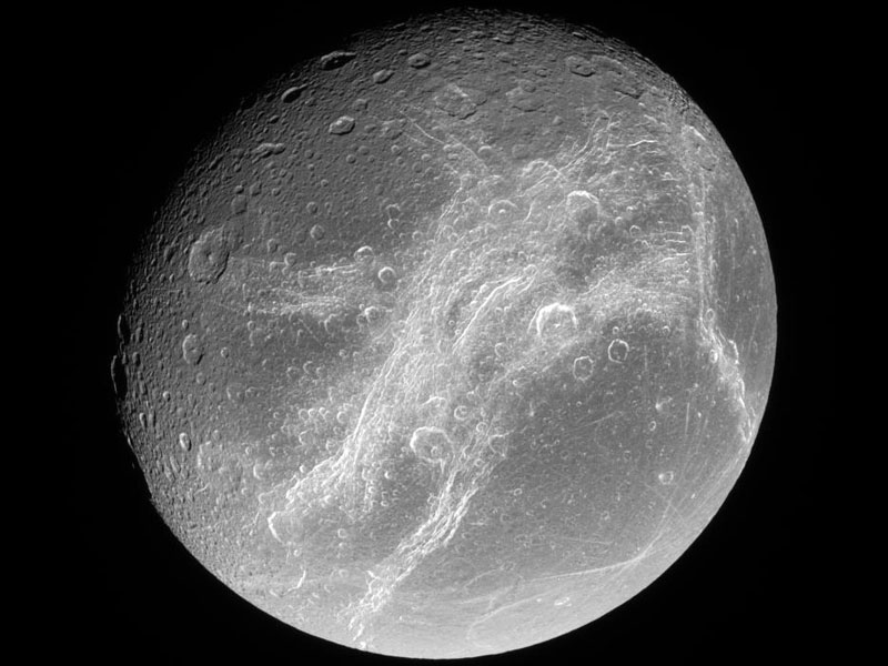 Brillantes acantilados atraviesan Dione, una de las lunas de Saturno