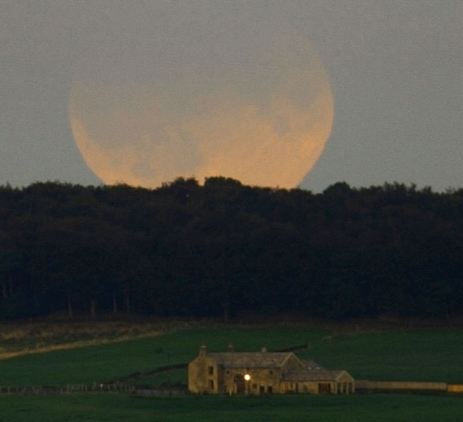 Eclipse de Luna elevándose sobre Inglaterra