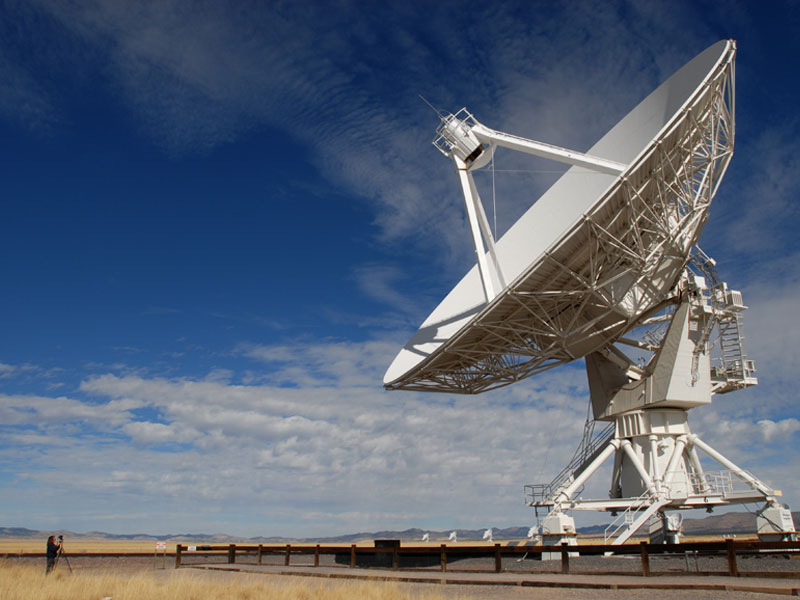 Una gran antena en el VLA observatorio radioastronómico