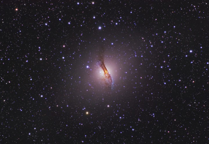 Revoltijo en la galaxia Centaurus A