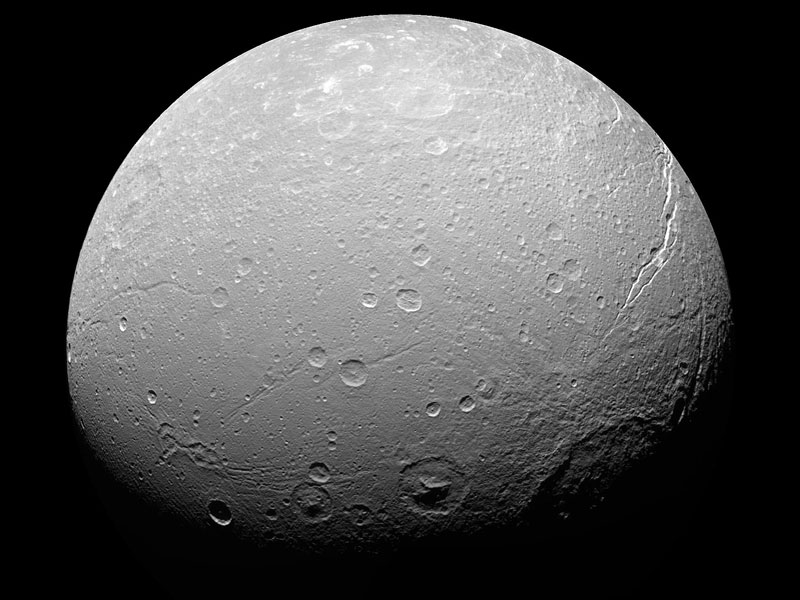 Cráteres extraños en Dione