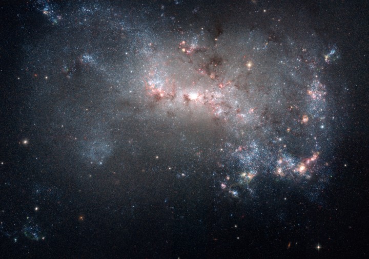 NGC 4449: una galaxia pequeña de cerca