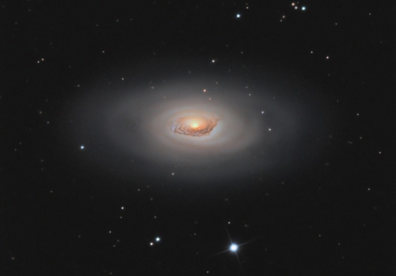 M64: la Galaxia del Ojo Negro