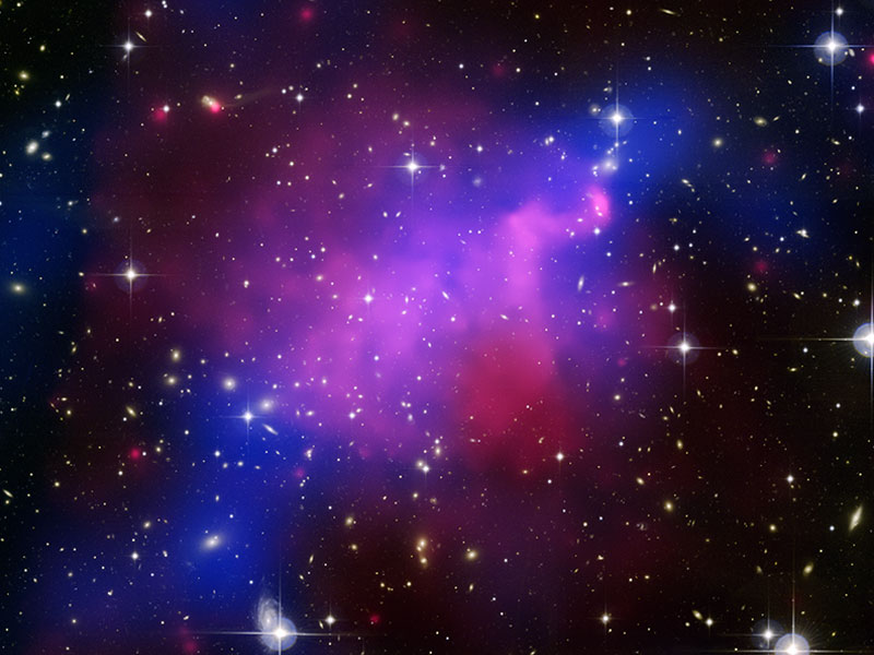 El enigma del choque de cúmulos que ilumina materia oscura