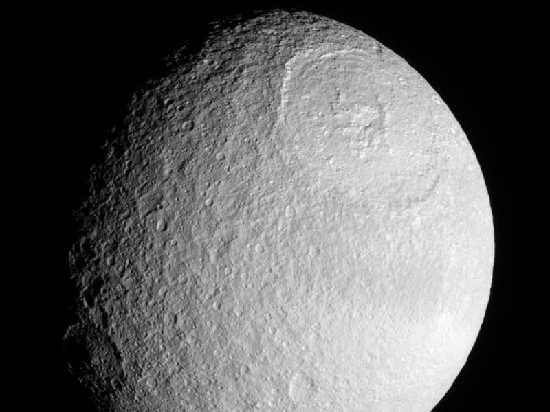 La gran cuenca en Tetis, uno de los satélites de Saturno
