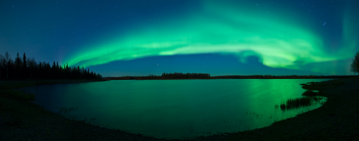 Aurora, estrellas, meteoros, un lago, Alaska