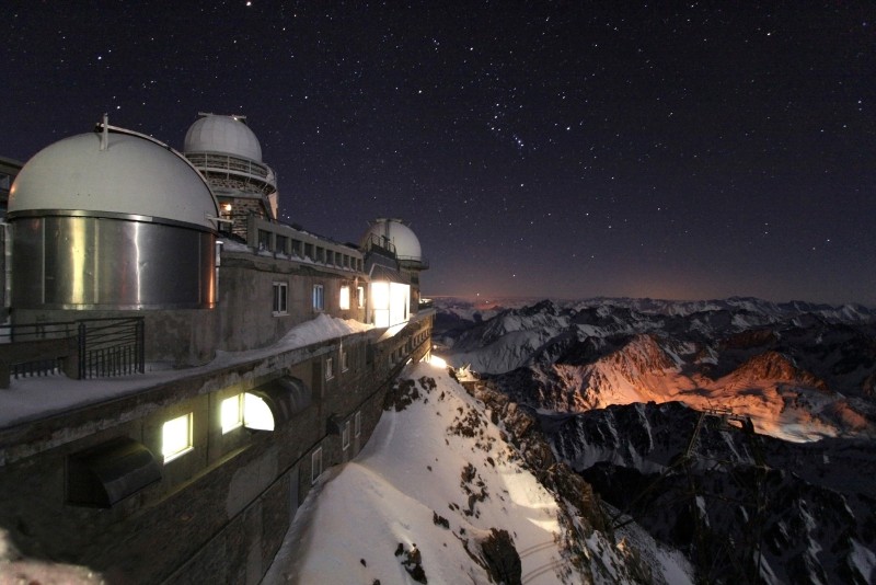 冬季夜晚的Pic du Midi天文台