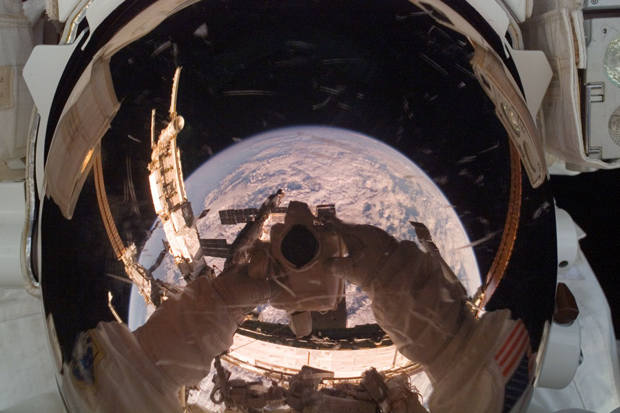 Un astronauta en órbita refleja la Tierra