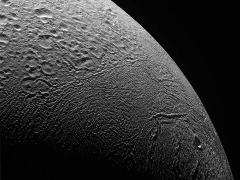 Treinte mil kilómetros por encima de Encelado