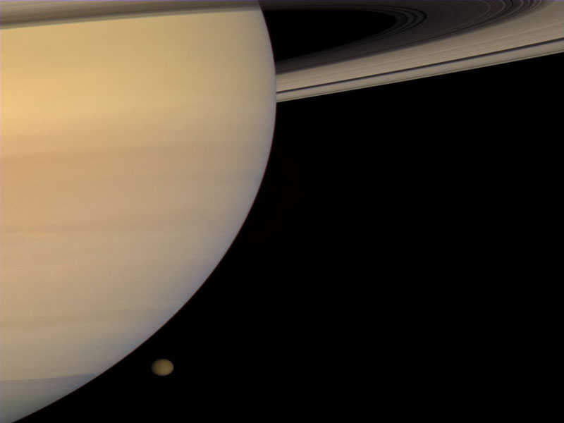 Saturno y Titán desde la Cassini