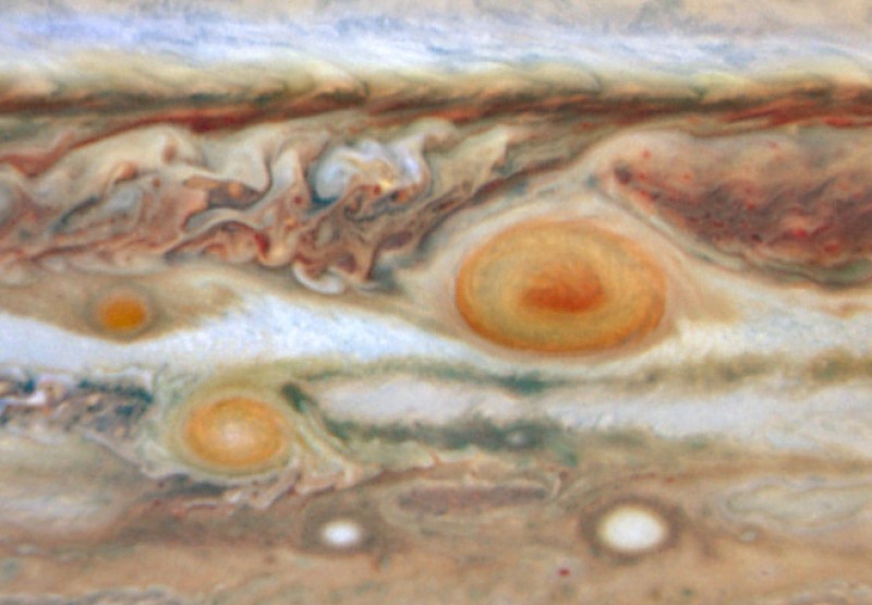 Las tres Manchas Rojas de Júpiter