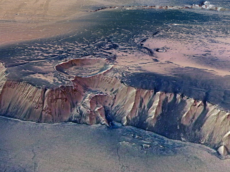 El cañon Echus de Marte rodeado de altos acantilados