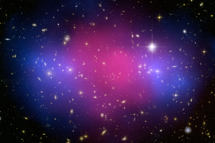 MACSJ0025: Dos enormes cúmulos de galaxias colisionan