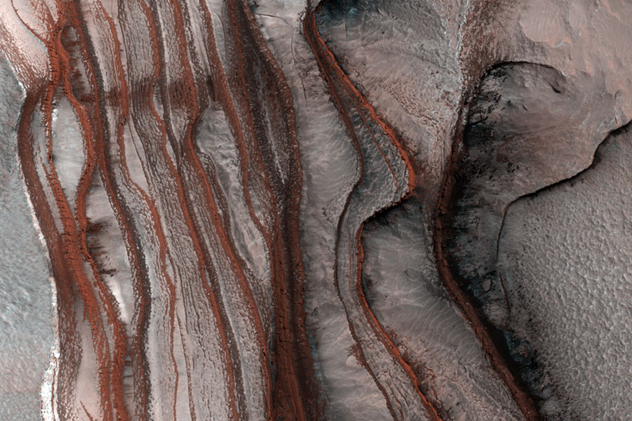 Estratos de rojos acantilados en Marte