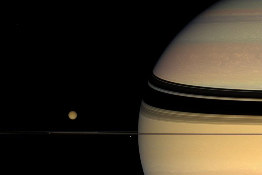 Lunas, anillos y colores inesperados en Saturno