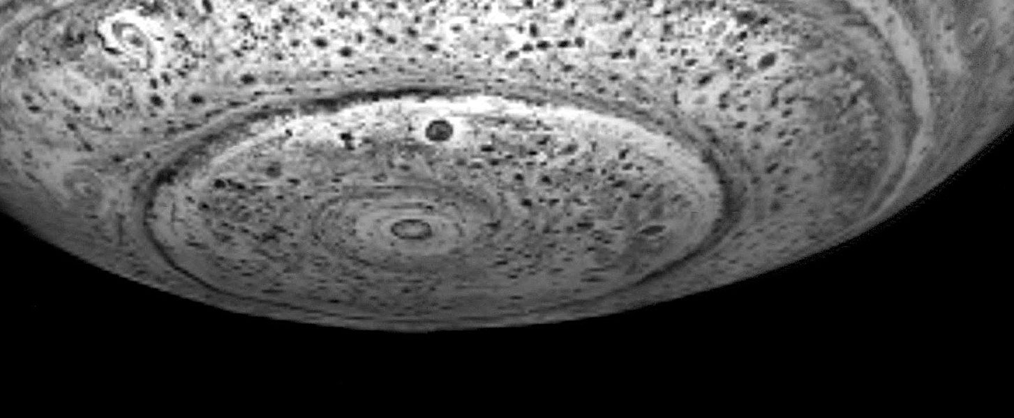 Debajo del Polo Sur de Saturno