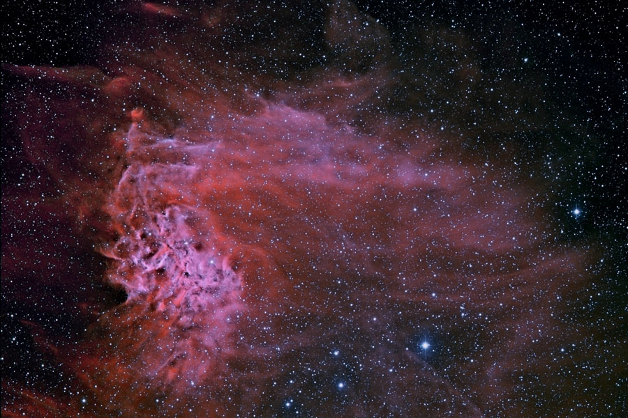 AE Aurigae y la nebulosa de la Estrella Flameante