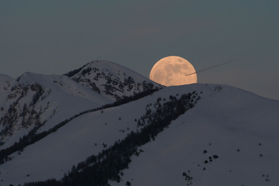 La Luna más grande de 2009 sobre los Alpes