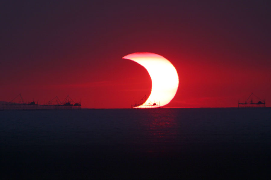 Un eclipse parcial sobre la Bahía Manila
