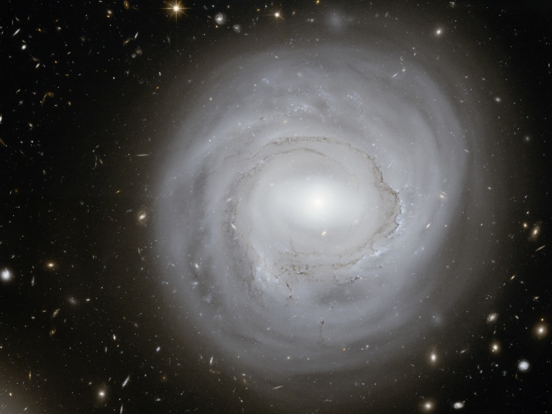 La Galaxia Anémica NGC 4921 a las afueras