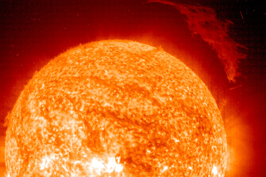 Una sobresaliente protuberancia solar desde el SOHO