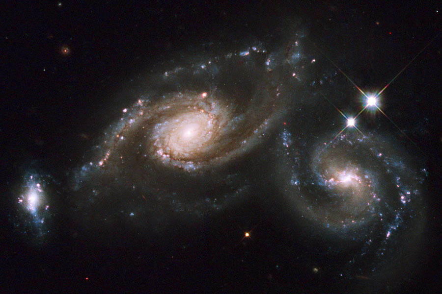 Choque de galaxias espirales en Arp 274