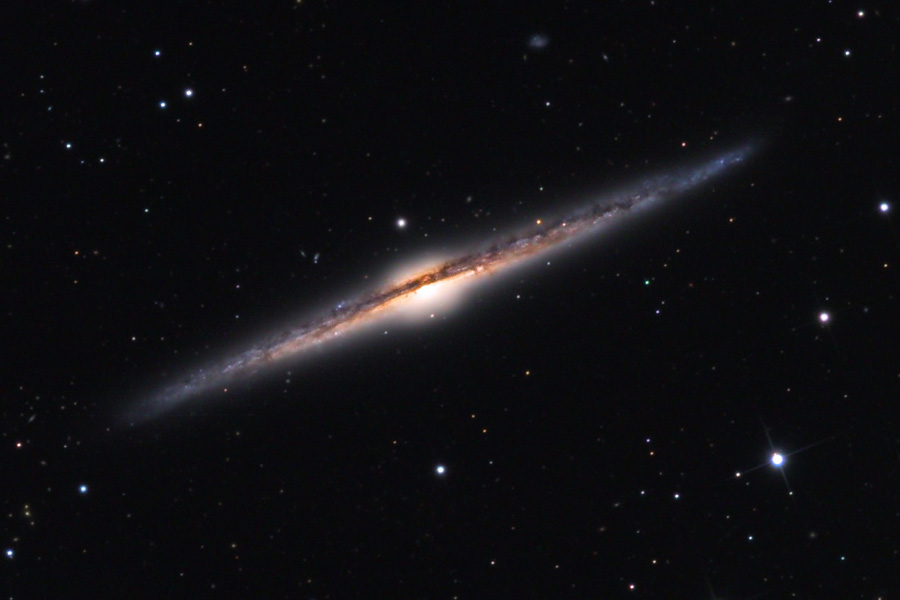 NGC 4565: Galaxia de canto