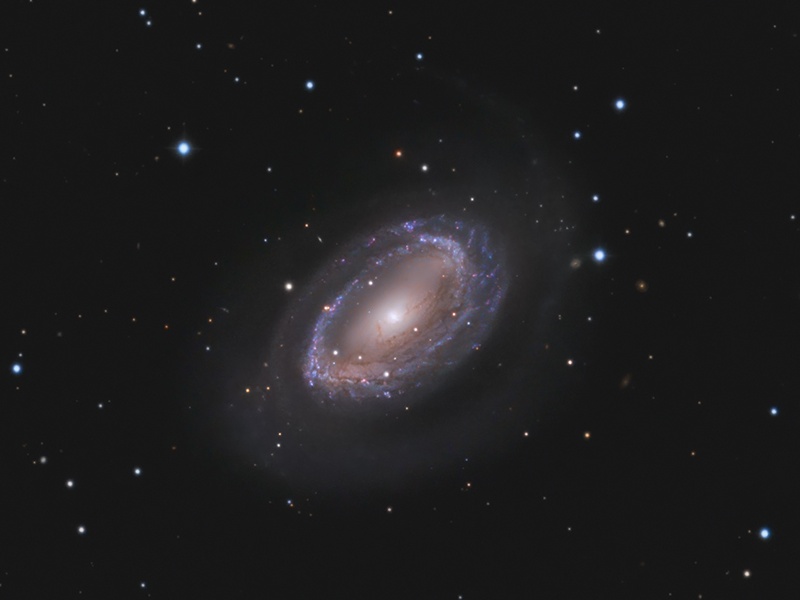 La Galaxia espiral de un brazo NGC 4725