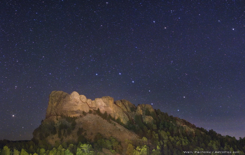 Noche estrellada en el Monte Rushmore