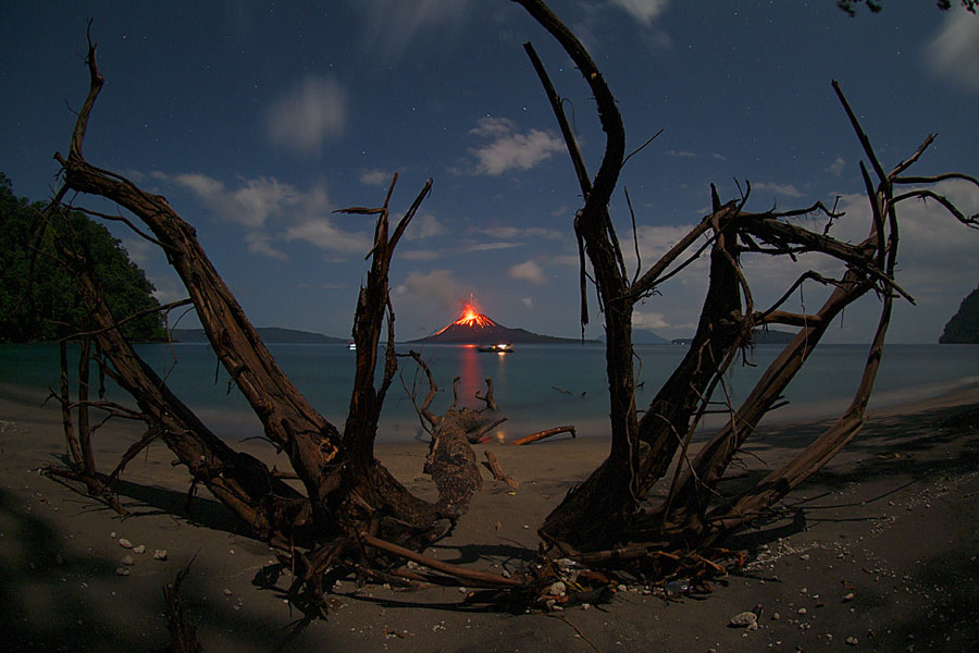 El volcán en erupción Anak Krakatau