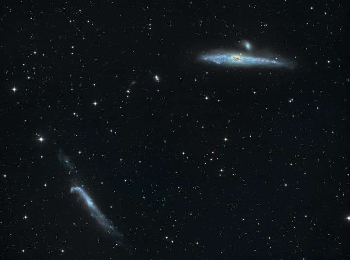 图片说明：酷似鲸鱼和曲棍球棒的星系，版权：Josef Poepsel, Stefan Binnewies&Capella 天文台)