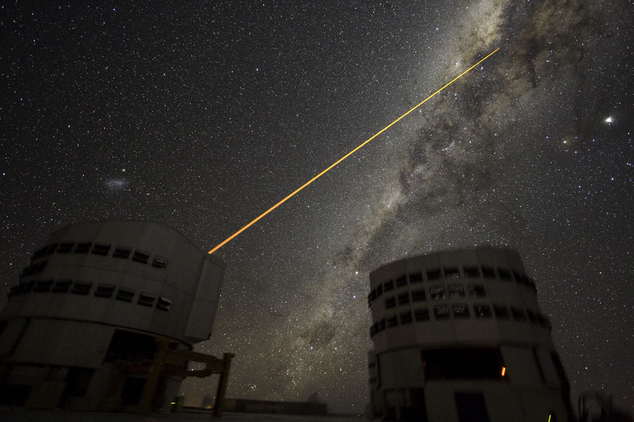 图片：天文台发射的激光束，版权：Yuri Beletsky&ESO 