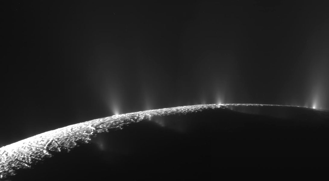 Sobrevuelo de Cassini muestra purgas de Encélado