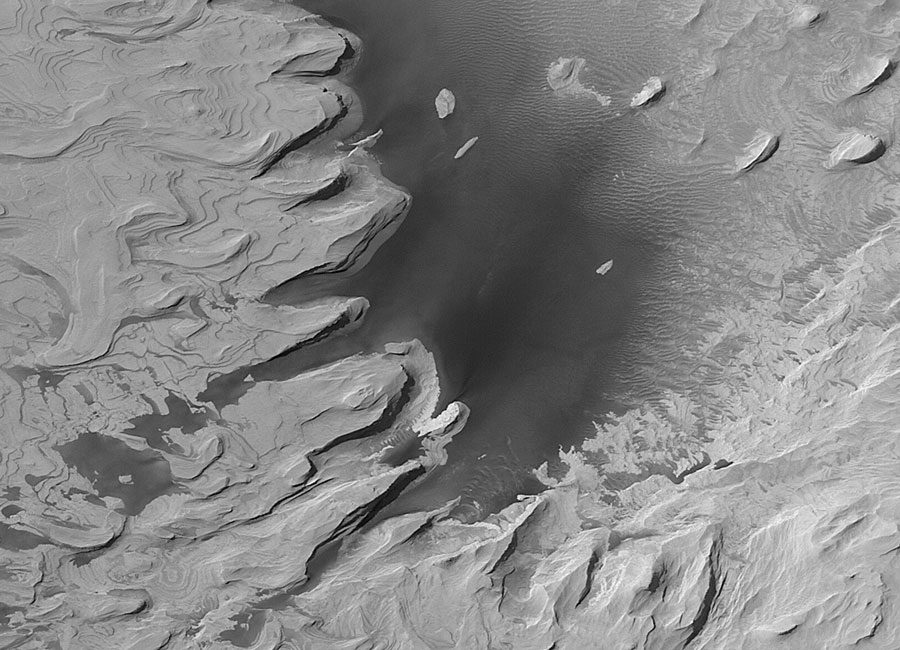 Antiguas colinas cortadas a capas en Marte