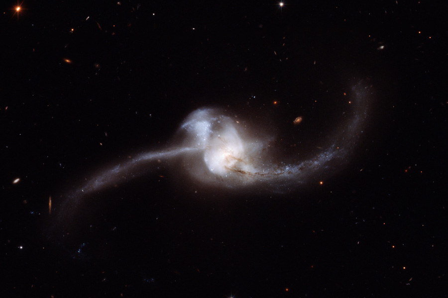 NGC 2623: fusión de galaxias desde el Hubble