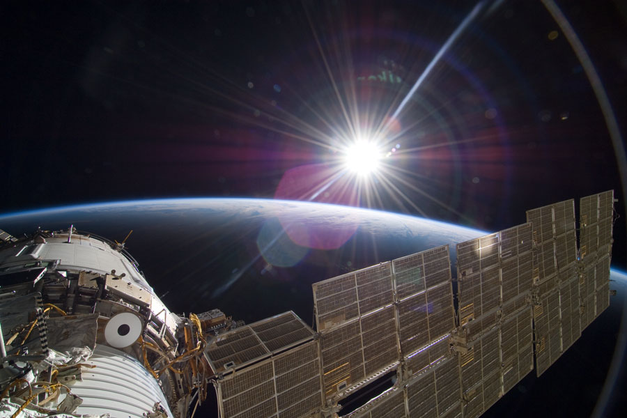 Sol brillante y Tierra creciente desde la Estación Espacial