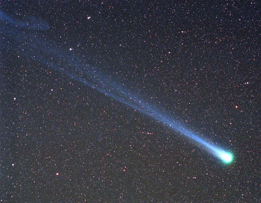 El cometa Hyakutake pasa sobre la Tierra