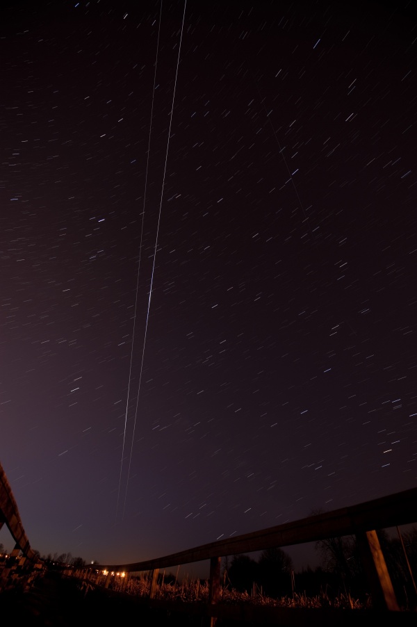 图片说明：黎明天空中的奋进号太空梭，版权：Malcolm Park
