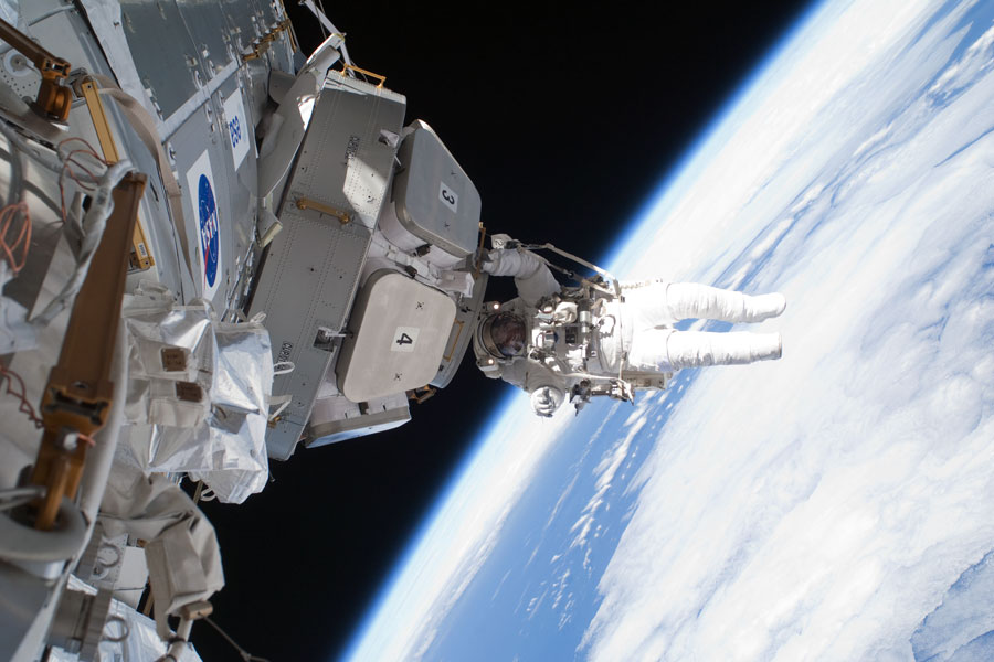 Astronauta instala ventana espacial panorámica