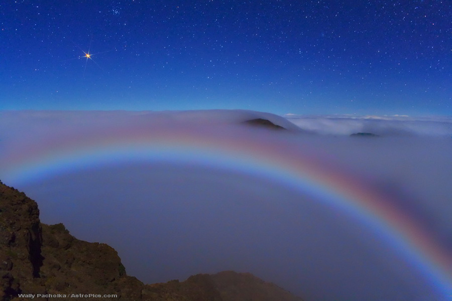 Marte y un colorido arco de neblina lunar
