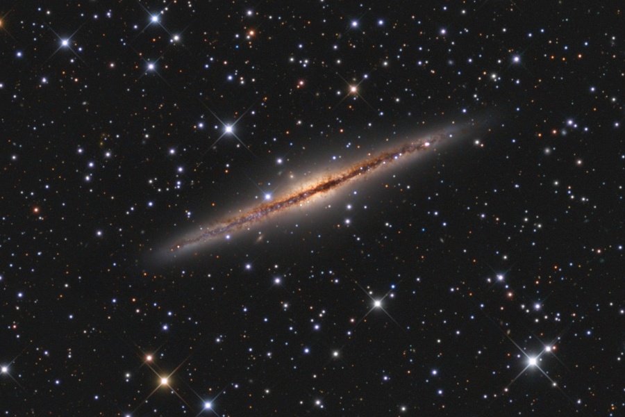 Galaxia espiral NGC 891 de canto
