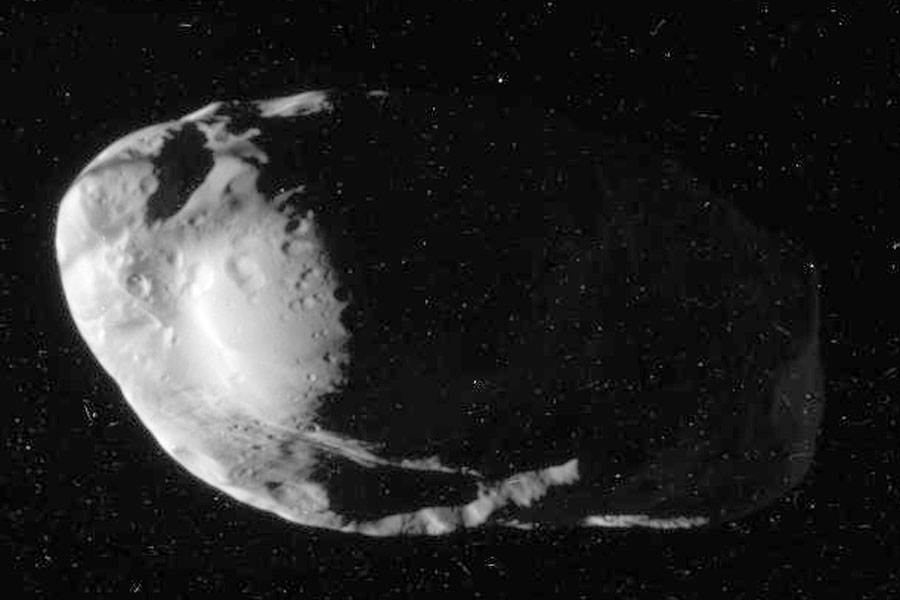 图片说明：牧羊卫星Prometheus（普罗米修斯），版权：Cassini Imaging Team, SSI, JPL, ESA, NASA 
